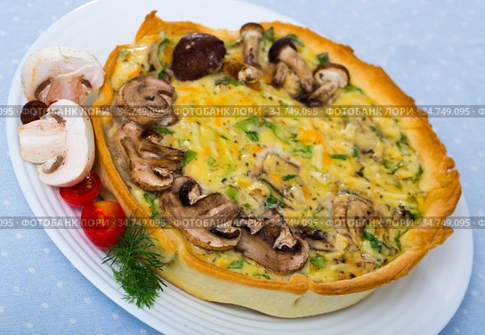 Delicious french kish cooked with cheese and mushrooms. Стоковое фото, фотограф Яков Филимонов / Фотобанк Лори