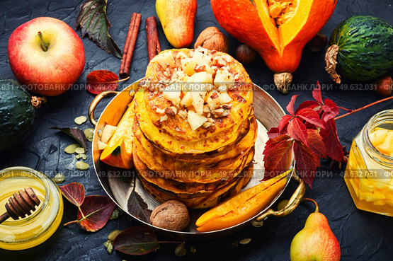 Delicious fritter on the table. Tasty pancakes with fruits.. Homemade pancakes, dessert. Стоковое фото, агентство Ingram Publishing / Фотобанк Лори