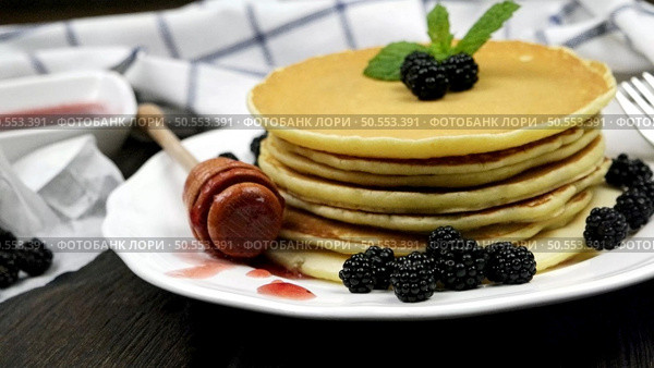 Delicious golden pancakes with fresh blackberries and raspberry jam. Стоковое фото, агентство Ingram Publishing / Фотобанк Лори