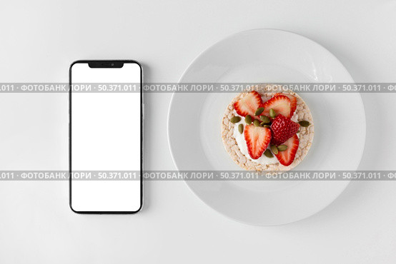 delicious healthy snack smartphone. Стоковое фото, агентство Ingram Publishing / Фотобанк Лори