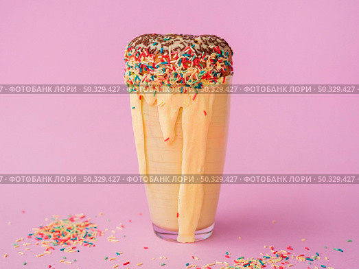 delicious milkshake with sprinkles. High resolution photo. delicious milkshake with sprinkles. High quality photo. Стоковое фото, агентство Ingram Publishing / Фотобанк Лори