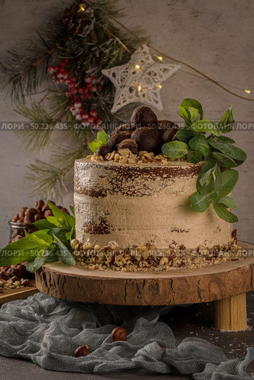 Delicious naked coffee and hazelnuts cake on table rustic wood kitchen countertop. Стоковое фото, агентство Ingram Publishing / Фотобанк Лори