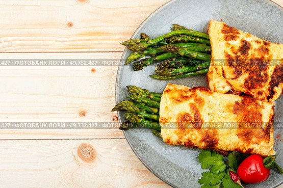Delicious omelet cooked with green asparagus. Copy space. Asparagus in an omelet. Стоковое фото, агентство Ingram Publishing / Фотобанк Лори