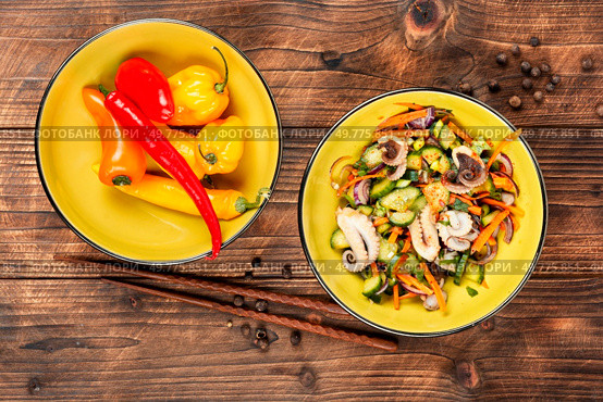 Delicious salad of squid tentacles or calamari and vegetables in a bowl. Rustic style.. Exotic salad of squid tentacles. Стоковое фото, агентство Ingram Publishing / Фотобанк Лори