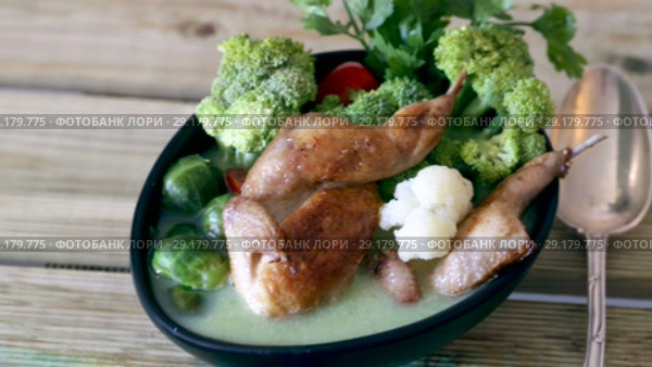 Delicious soup from broccoli, Brussels sprouts and cauliflower with quails and greens. Стоковое видео, видеограф Яков Филимонов / Фотобанк Лори