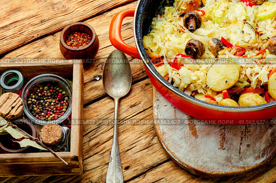 Delicious stewed vegetables in pan,healthy vegetarian food. Stew of stewed vegetables. Стоковое фото, агентство Ingram Publishing / Фотобанк Лори