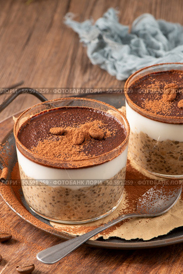 Delight in a luscious tiramisu-inspired chia pudding, layered with creamy coffee-infused chia and a rich chocolate topping. This guilt-free breakfast or dessert option blends classic flavors with wholesome ingredients for a convenient and satisfying treat. Стоковое фото, агентство Ingram Publishing / Фотобанк Лори