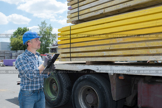 delivery inspector writing a form. Стоковое фото, агентство Ingram Publishing / Фотобанк Лори