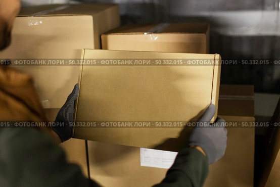 delivery man with packages. High resolution photo. delivery man with packages. High quality photo. Стоковое фото, агентство Ingram Publishing / Фотобанк Лори