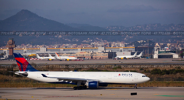 Delta Airbus taxiing to runway on El Prat Airport (2020 год). Редакционное фото, фотограф Яков Филимонов / Фотобанк Лори