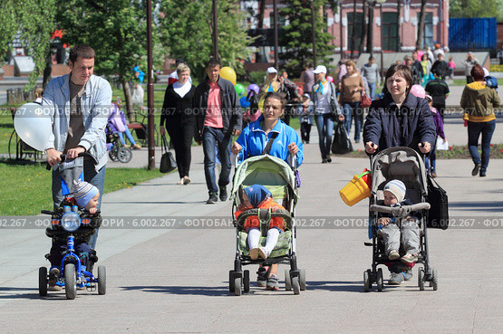 Демографическая прогулка по городу Заводоуковск (2013 год). Редакционное фото, фотограф Анатолий Матвейчук / Фотобанк Лори