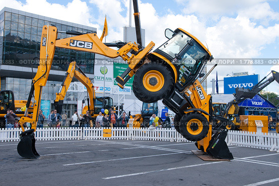 Демонстрация возможностей нового экскаватора JCB (2010 год). Редакционное фото, фотограф Журавлев Андрей / Фотобанк Лори