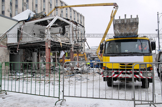 Демонтаж торговых павильонов "Пирамида" рядом с метро "Тверская". Москва (2016 год). Редакционное фото, фотограф Илюхина Наталья / Фотобанк Лори
