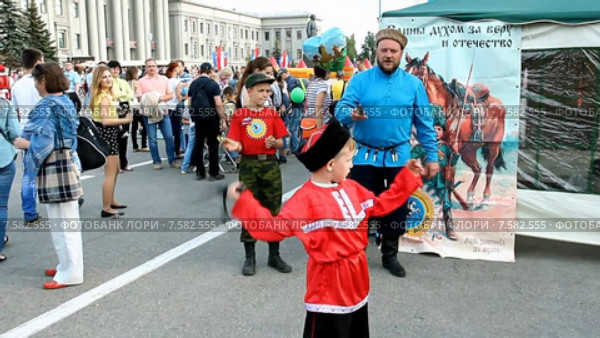 День России в Самаре, 2015 год.Юный казак машет шашкой .Площадь Куйбышева. Редакционное видео, видеограф Михаил Синякин / Фотобанк Лори
