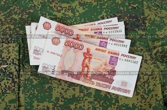 Денежные купюры лежат на новой форме одежды  военнослужащего. Стоковое фото, фотограф FotograFF / Фотобанк Лори