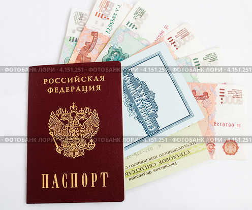 Деньги и сберкнижка и страховое свидетельство вложенные в российский паспорт. Стоковое фото, фотограф Игорь Низов / Фотобанк Лори