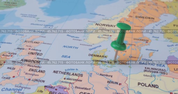 Denmark - Travel concept with green pushpin on the world map. The location point on the map points to Copenhagen the capital of the Denmark. Стоковое видео, видеограф Андрей Армягов / Фотобанк Лори