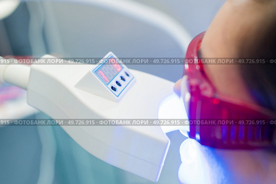 dental client in front of an ultra violet machine. Стоковое фото, агентство Ingram Publishing / Фотобанк Лори
