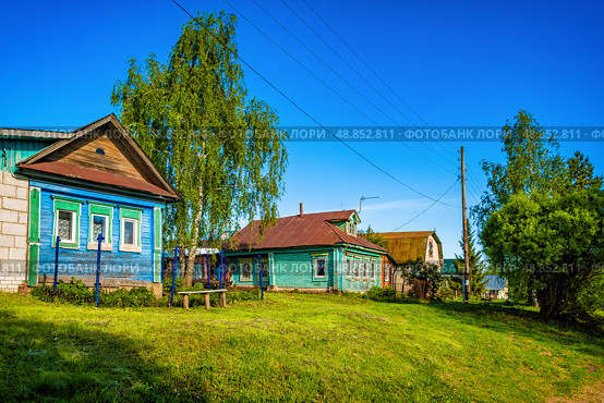 Деревенские дома на пригорке. Стоковое фото, фотограф Илья Старков / Фотобанк Лори