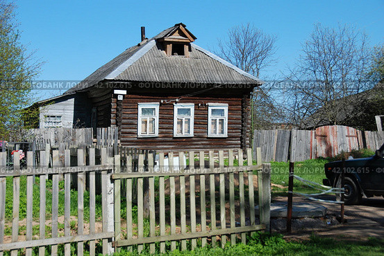 Деревенский жилой дом. Улица Мира, 28. Город Мышкин. Мышкинский район. Ярославская область. Россия (2010 год). Стоковое фото, фотограф lana1501 / Фотобанк Лори