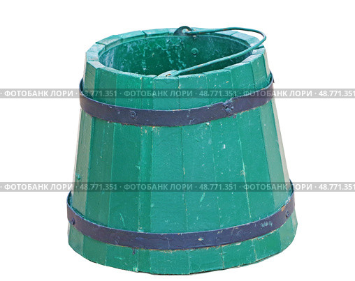 Деревянная бадья на белом фоне. Wooden bucket isolated on white background. Стоковое фото, фотограф Татьяна Д / Фотобанк Лори