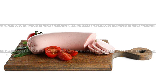 Деревянная доска с вкусной нарезанной вареной колбасой на белом фоне. Стоковое фото, фотограф Pixel_shot / Фотобанк Лори