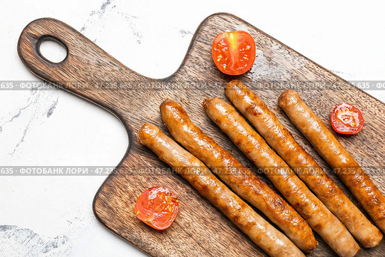 Деревянная доска с вкусными колбасками на гриле и овощами. Стоковое фото, фотограф Pixel_shot / Фотобанк Лори