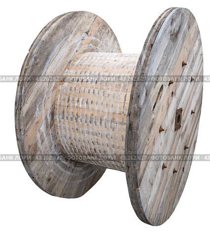 Деревянная катушка для кабеля на белом фоне. Wooden cable coil isolated on white background. Стоковое фото, фотограф Татьяна Д / Фотобанк Лори