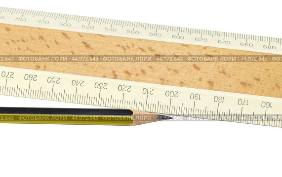 Деревянная линейка и карандаш на белом фоне. Wooden ruler and pencil on a white background. Стоковое фото, фотограф Татьяна Д / Фотобанк Лори