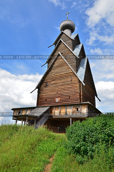 Деревянная церковь Рождества Иоанна Предтечи (2011 год). Редакционное фото, фотограф Елена Коромыслова / Фотобанк Лори