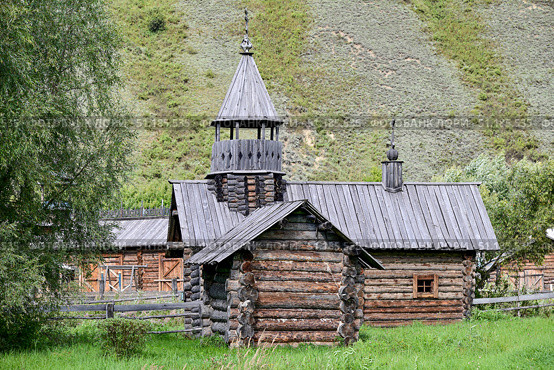 Деревянная церковь в тематическом парке Тобол. Редакционное фото, фотограф Александр Тараканов / Фотобанк Лори