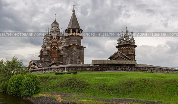 Деревянные храмы на острове Кижи, Карелия (2023 год). Редакционное фото, фотограф Олег Пученков / Фотобанк Лори