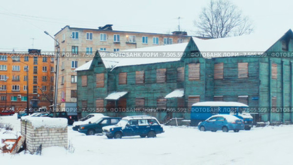 Деревянный барак рядом с жилым домом в российском городе (2014 год). Редакционное видео, видеограф Павел С. / Фотобанк Лори