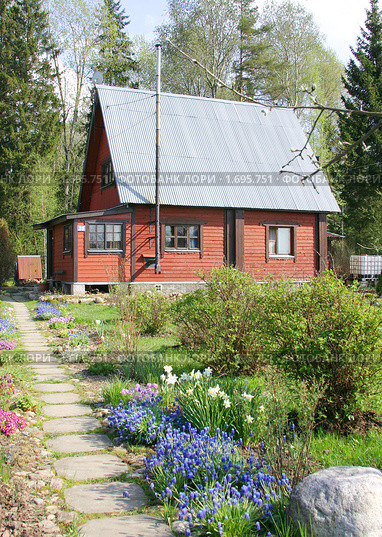 Деревянный дачный домик, весна (2010 год). Стоковое фото, фотограф Наталия Шевченко / Фотобанк Лори