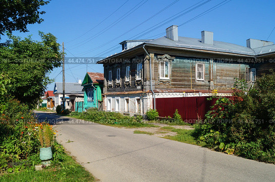 Деревянный дом на улице Киселева,71 в городе Вязники Владимирской области (2024 год). Редакционное фото, фотограф Сергей Овчинников / Фотобанк Лори