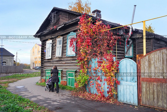 Деревянный дом с красными листьями, Муром, Владимирская область (2012 год). Стоковое фото, фотограф Baturina Yuliya / Фотобанк Лори