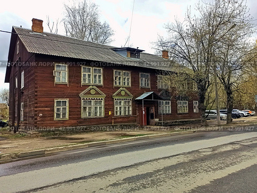 Деревянный двухэтажный барак . Посёлок ГУАС , Жилгородок (2024 год). Редакционное фото, фотограф stargal / Фотобанк Лори
