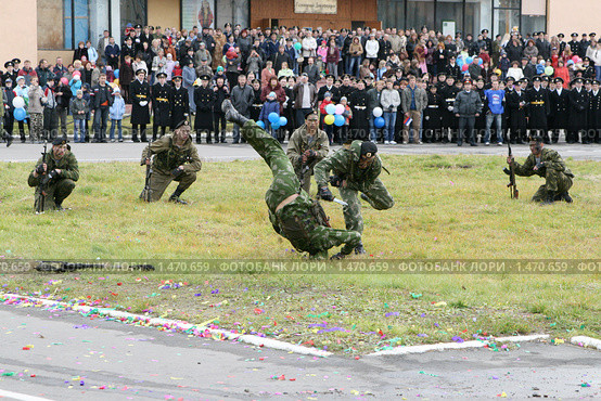 Десантник проводит бросок (2007 год). Редакционное фото, фотограф Вячеслав Палес / Фотобанк Лори