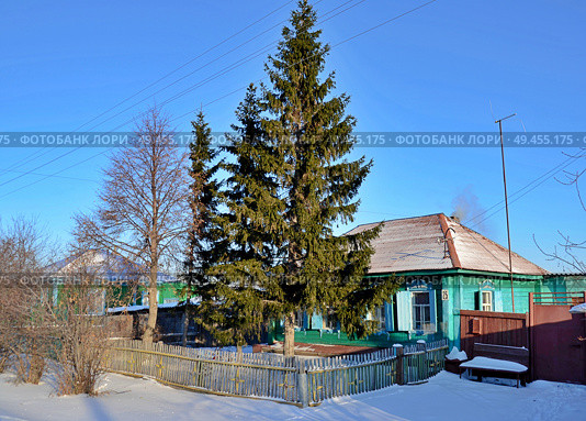 Deserted old house in the Siberian village, Omsk region, Russia (2011 год). Редакционное фото, фотограф Александр Карпенко / Фотобанк Лори