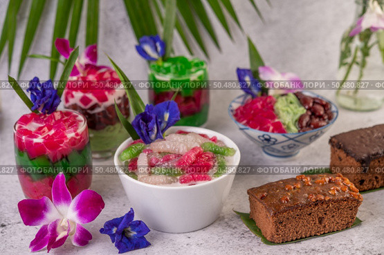 Desserts in cups placed on cement floor, Thai desserts. Стоковое фото, агентство Ingram Publishing / Фотобанк Лори