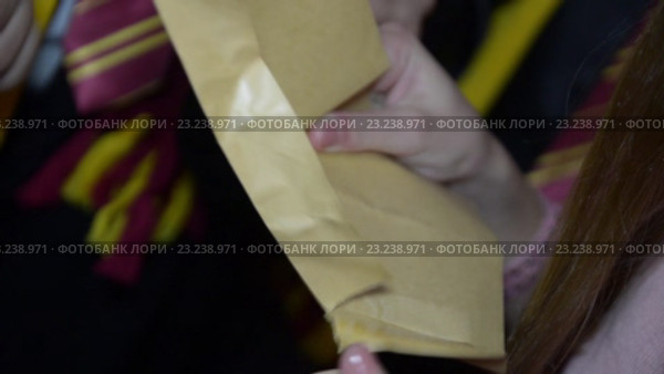 Дети достают очередную подсказку из конверта во время квеста. Стоковое видео, видеограф Александр Багно / Фотобанк Лори