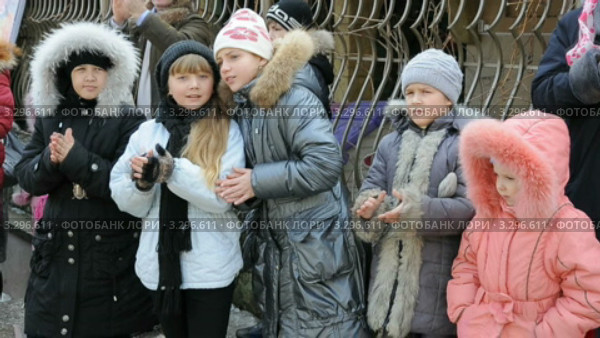 Дети хлопают в ладоши - зрители на городском празднике (2012 год). Редакционное видео, видеограф Федор Королевский / Фотобанк Лори