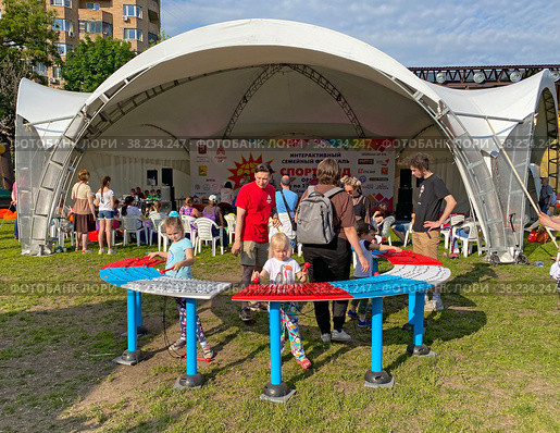 Дети играют на ксилофоне. Фестиваль "Спортленд", Москва (2022 год). Редакционное фото, фотограф Мария Кылосова / Фотобанк Лори