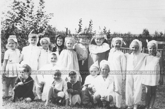 Дети на празднике в детском саду, 1960-е годы. Редакционное фото, фотограф Илюхина Наталья / Фотобанк Лори