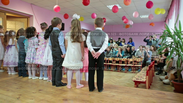 Дети на сцене поют песни перед родителями, детский сад (2014 год). Редакционное видео, видеограф Кекяляйнен Андрей / Фотобанк Лори