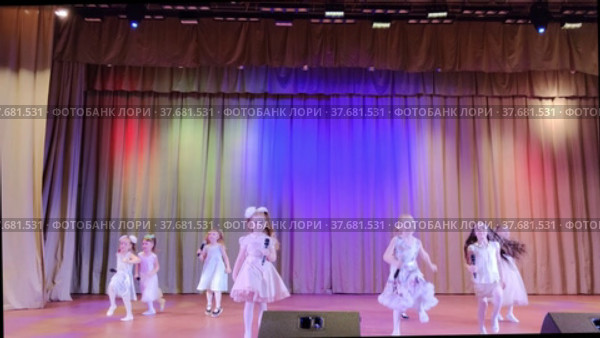 Дети поют на сцене песню на праздничном мероприятии. Children sing a song on stage at a festive event. Редакционное видео, видеограф Мария / Фотобанк Лори
