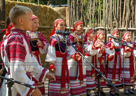 Дети поют народные песни в национальных костюмах (2019 год). Редакционное фото, фотограф Вячеслав Палес / Фотобанк Лори