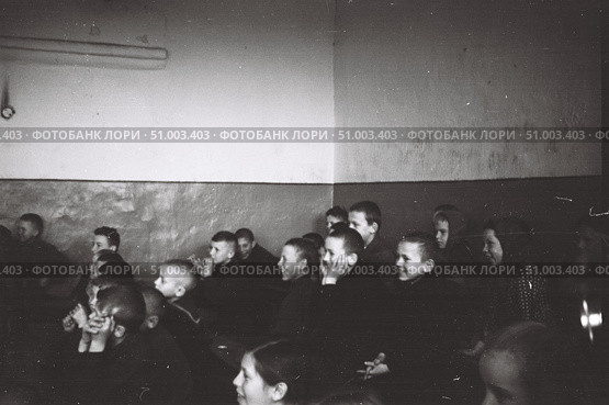 Дети в классе деревенской школы на концерте самодеятельности, 1950-е годы. Стоковое фото, фотограф Retro / Фотобанк Лори