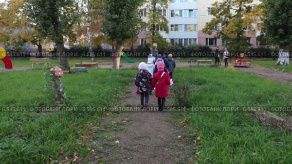 Дети в парах держатся за руки, идут к своей площадке в детском садике (2014 год). Редакционное видео, видеограф Кекяляйнен Андрей / Фотобанк Лори