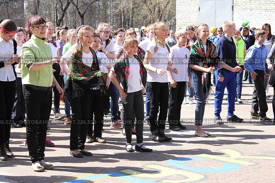 Дети вышли на майский флешмоб (2015 год). Редакционное фото, фотограф Копылова Ольга Васильевна / Фотобанк Лори